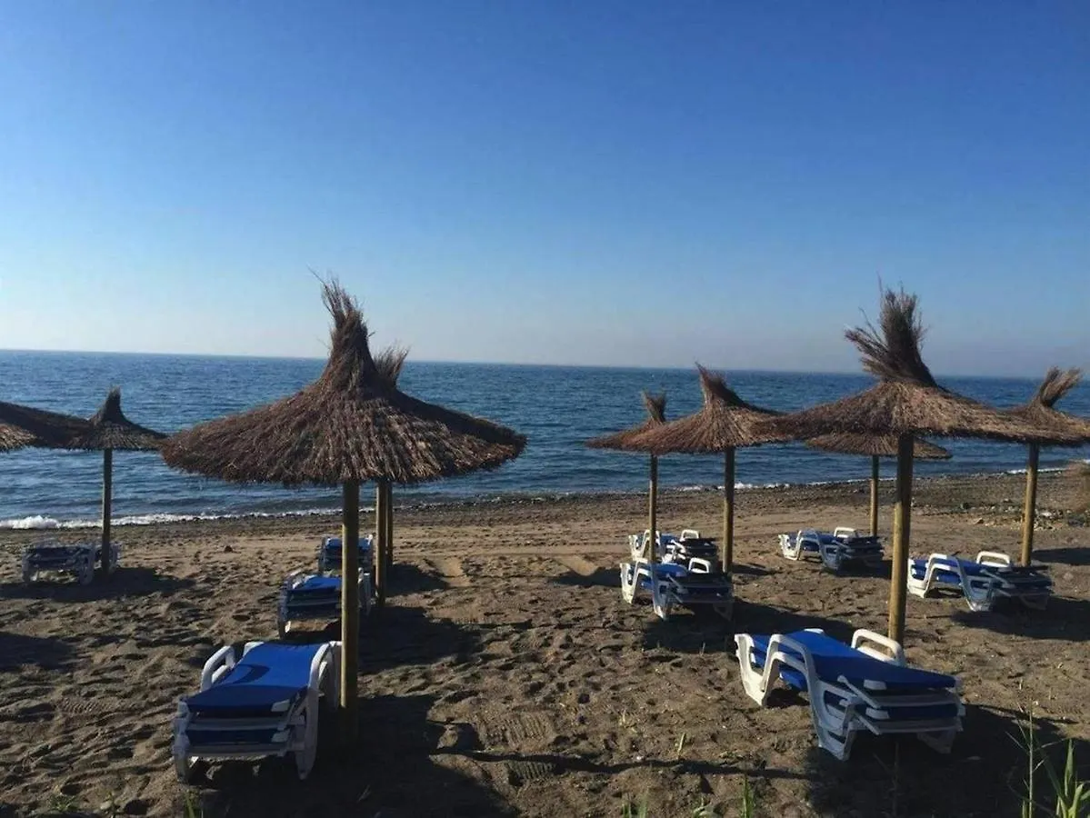 107 - Two-Bedroom Beach Apartment Εστεπόνα